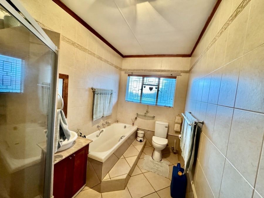 5 Bedroom Property for Sale in Van Der Hoff Park North West